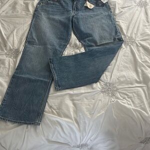 Gap 32 regular women’s jeans. Medium wash straight leg. Good for all occasions.